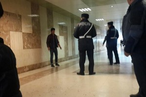 Polisin saxlamaq istədiyi gənc özünü doğradı - Polisdən qaçırdı - FOTO