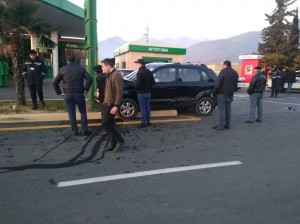 Qaxda qəza törədən avtomobil yanacaqdoldurma məntəqəsinə çırpılıb