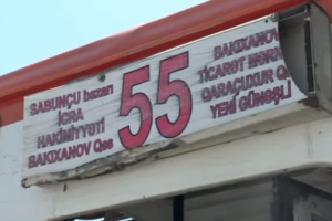 Bərbad vəziyyətdə olan avtobusda sərnişin daşınır - VİDEO