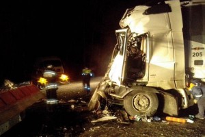 Qaxda yük maşını ilə mikroavtobus toqquşdu: ölən və yaralanan var