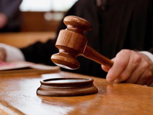 Rüşvət almaqda suçlanan vəzifəli şəxslərinin işi - Şahidləri polis məcburi gətirəcək