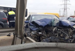 Bakı-Sumqayıt yolunda "Mercedes" dəmir arakəsməyə çırpılıb - FOTO