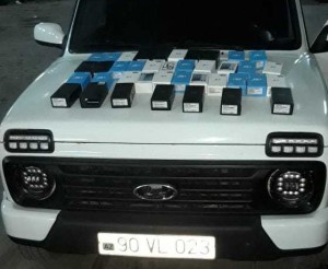 "Niva"dan xeyli sayda mobil telefon aksesuarları aşkarlanıb - FOTO