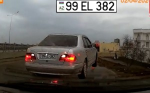 Bakı-Sumqayıt yolunda geriyə hərəkət edən  sürücü qəzaya səbəb oldu - VİDEO