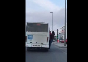Avtobusdan sallananlar və tullananlar - VİDEO