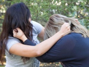 Baldızlar birləşib Qəşəngi döydülər