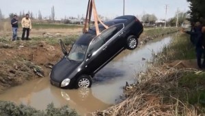 Azərbaycanda qadın sürücü maşını su kanalına aşırdı - VİDEO
