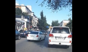 Qayda pozaraq qanunsuz yerdə park edən sürücü - VİDEO