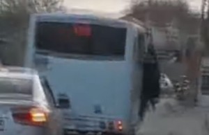 Bakıda sürücü sərnişinləri TƏHLÜKƏYƏ ATDI - VİDEO