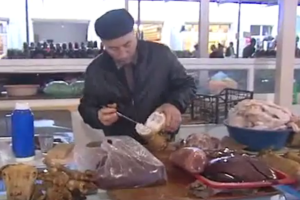 ''8-ci kilometr'' bazarında qida məhsulları antisanitar vəziyyətdə satılır - VİDEO