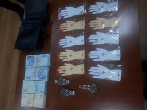 Aeroportda şəxsdən qanunsuz qolbaq və qol saatları aşkarlanıb