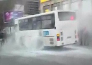 Bakıda 30 nömrəli avtobus yanıb - FOTO