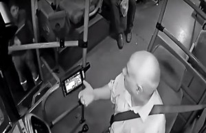 Sərnişin avtobus sürücüsünə tapança çıxardı –BAKIDA ŞOK + VİDEO