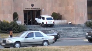 Avtomobilini meriya qarşısında yandırmaq istədi - VİDEO