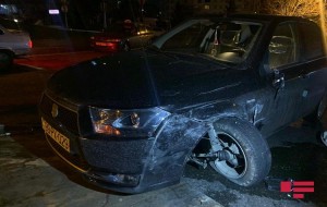 Bakıda toqquşan avtomobillərdən biri aşıb, xəsarət alan var - VİDEO