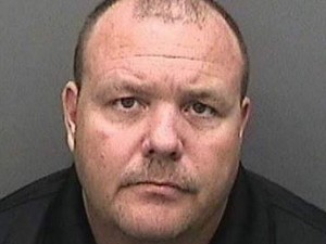 Qadının intim yerlərinə toxunan kişi Trampdan sitat gətirib - FOTO