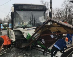 Sürücü avtobusu insanların üzərinə sürdü: 2 ölü - VİDEO
