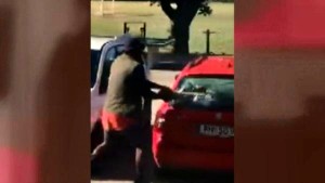 Əsəbiləşib avtomobillərin şüşələrini qırdı: 50 min avroluq zərər - VİDEO