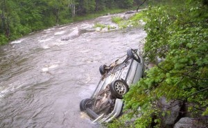 Astarada avtomobil dərəyə aşdı: xəsarət alanlar var