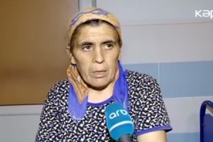 21 yaşlı gənc maşın üstündə bıçaqlandı - VİDEO