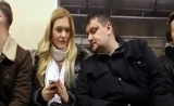 Sarışın qadın metroda kişiyə görün nə etdi - VİDEO