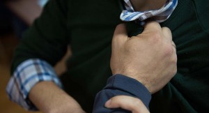 Biləsuvarda 30 yaşlı kişi evinin qarşısında bıçaqlandı