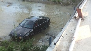 Arakəsmələrə çırpılan avtomobil çaya düşdü: 2 yaralı - VİDEO