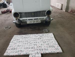 Avtomobildən qanunsuz yolla siqaret keçirən şəxs saxlanılıb - FOTO