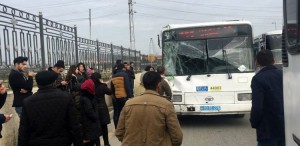 Avtobus yük maşınına çırpıldı: sərnişinlər təxliyə olunub – FOTO   