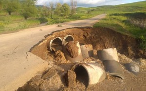 Cəlilabadda çay daşdı: avtomobil yolu dağıldı - FOTO