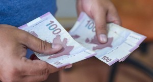 Ev sahibini döyüb 13 600 manatını apardılar