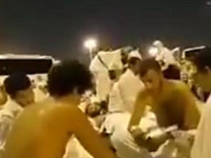 “Həci”lər ziyarətdə "kart" oynadılar - ŞOK VİDEO