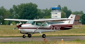 Enişə keçən təyyarə yerə düşərək yandı: 2 nəfər ölüb - FOTO