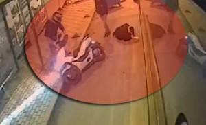 Dayanacaqda avtobusdan düşən qadını motosiklet vurdu - VİDEO