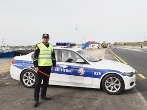 Avtobusun vurduğu qızı yol polisi ölümdən xilas etdi - FOTOLAR