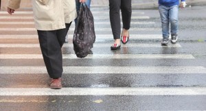 Bakıda yolu keçmək istəyən qadını avtomobil vurub