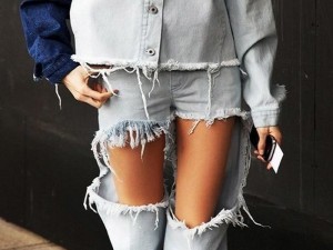 Bakı metrosunda qızı təpiklədilər – FOTO