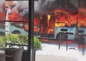 Sürücü benzin töküb sərnişin avtobusunu yandırdı - VİDEO