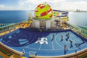 Gəmidə yıxıldı: 10 milyon dollar təzminat tələb edir - VİDEO