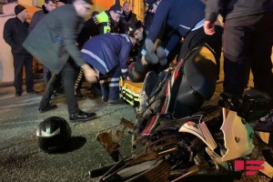 Bakıda motosiklet qəza törədib, xəsarət alanlar var - FOTO