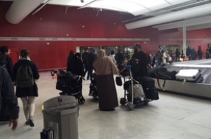 Parisdə hava limanında hərbçilərə silahlı hücum olub - VİDEO