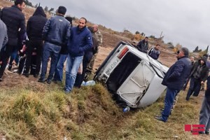 Ağdamda avtomobil arxa düşüb, yaralılar var - FOTO