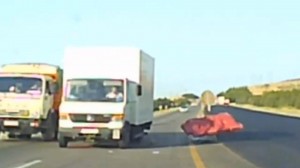 Bakı-Qazax yolunda yük maşını maneəyə çırpılıb - VİDEO