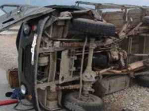 Avtomobil dərəyə aşdı: yaralılar var - Yardımlıda