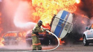 Benzindaşıyan maşın partladı: 60 ölü, 100 yaralı - FOTO