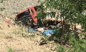 Yaylağa gedən yük maşını uçurumdan yuvarlandı: 1 ölü, 8 yaralı - FOTO