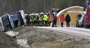 Məktəbli avtobusu qəzaya uğradı: onlarla şagird xəsarət alıb