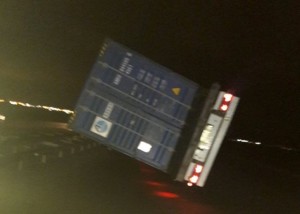 Bakıda külək iki “Tır”ı aşırdı - FOTO