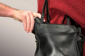 Qadınların çantasından pul və telefon oğurlanıb - Kürdəmirdə