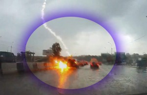 İldırım hərəkətdə olan “Toyota”nı belə vurdu – ANBAAN GÖRÜNTÜ